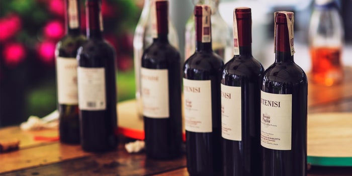 How to Serve Wine Like a Pro at Your Super Bowl Party