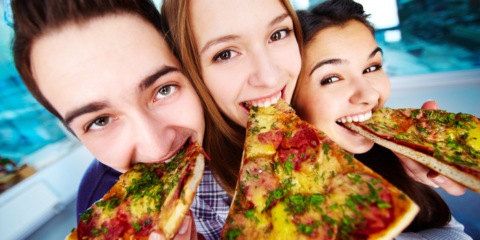 Por favor, come pizza en tu coche