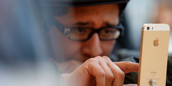 Facebook, Challenging TV and Web Rivals, Expands Live Video