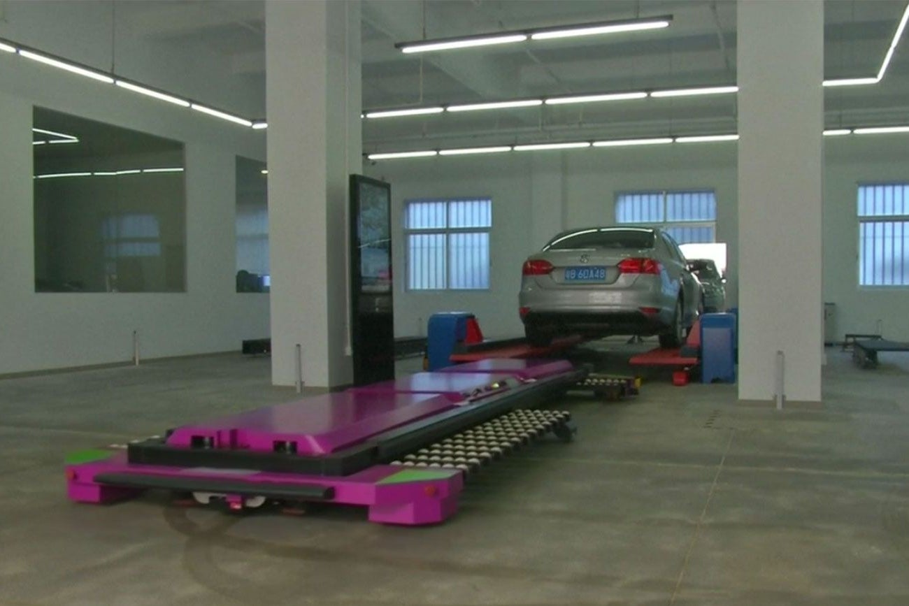 This Chinese Robot Parks Your Car for You