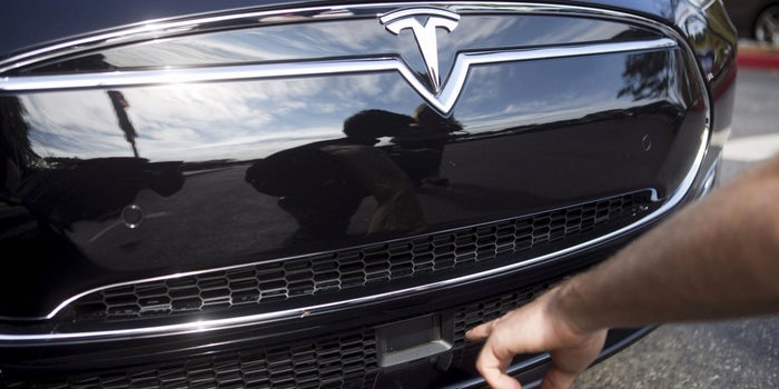Consumer Reports Magazine Urges Tesla Disable Auto Steering