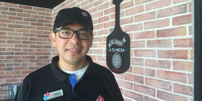 Cómo Víctor Flores pasó de ser repartidor de pizza a director en Domino's