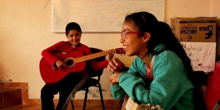 Con la música, ellos quieren sacar a los niños de las calles