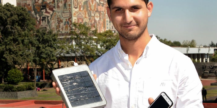 Este estudiante quiere que siempre tengas pila en tu celular