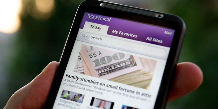 Yahoo accidentalmente tuitea mensaje racista