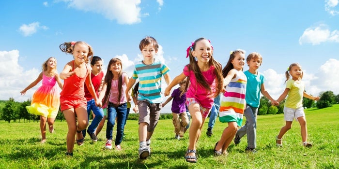 ¿Quiénes son los centennials y por qué debes ponerles atención?