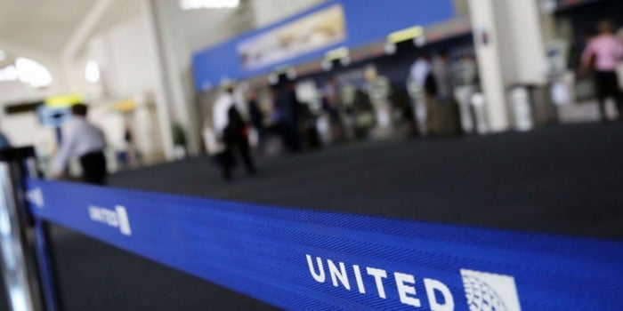 Por qué United Airlines prohibió la entrada a dos jóvenes por usar leggings