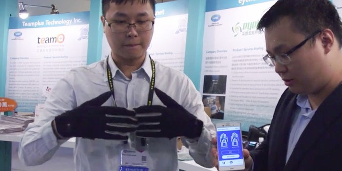 These Subtle Smart Gloves Turn Sign Language Into Words