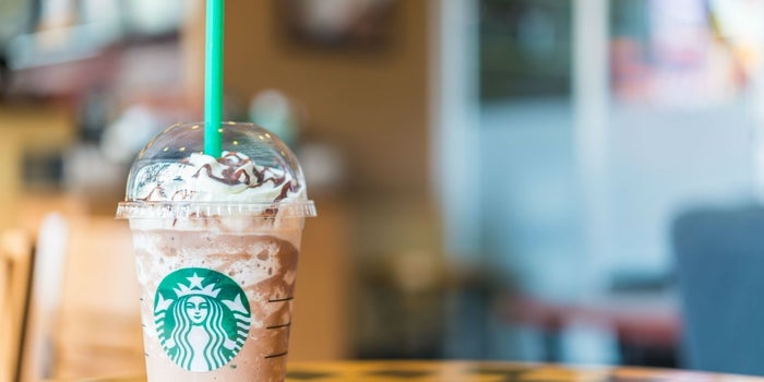 Encuentran bacterias en bebidas frías de Starbucks