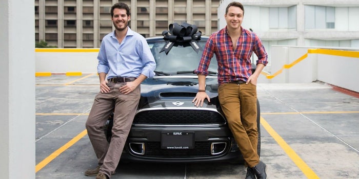 Los venezolanos que revolucionan la compra-venta de autos en México