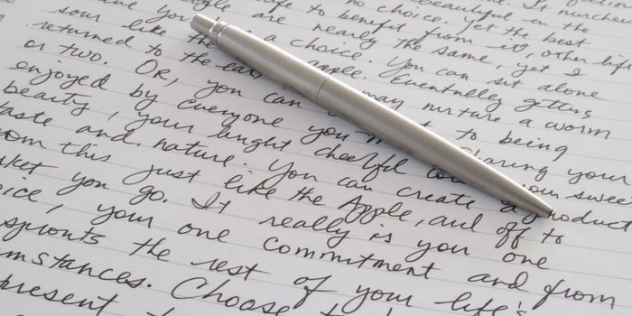 Por esta razón no debes dejar de escribir con pluma