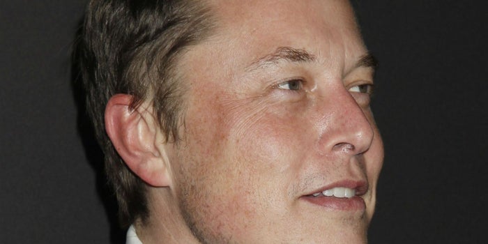 Elon Musk desechó algo 'ridículamente tonto' para recortar 16 horas de producción de sus autos