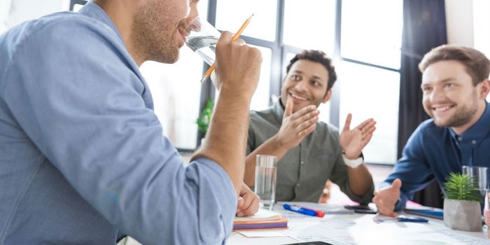 Por qué tener agua en la oficina aumenta la productividad de tu equipo