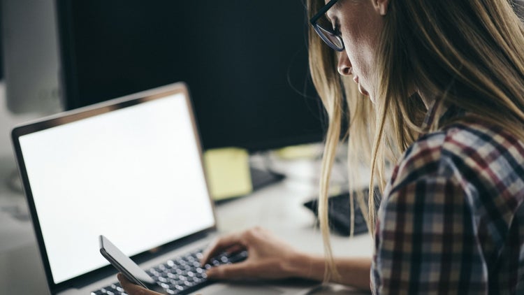 5 Secrets to Keeping Your 9-5 Job While Growing Your Side Hustle