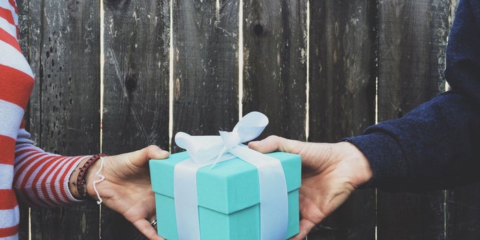 Want People to Remember Your Gift This Holiday Season? Follow These 10 Tips.