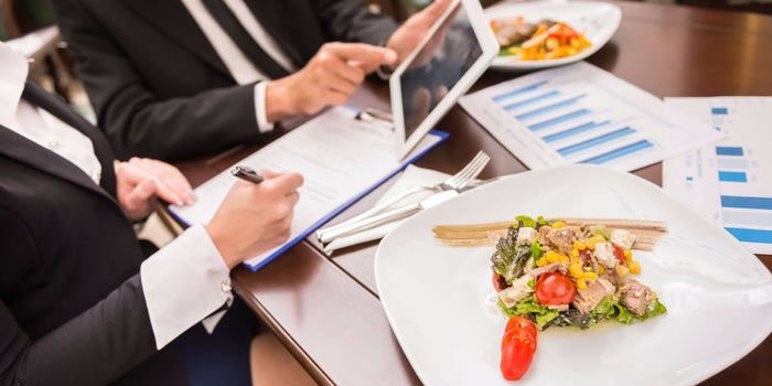 Growth Hacking F&B Franchising: Smart Mavericks Versus Traditional Partners