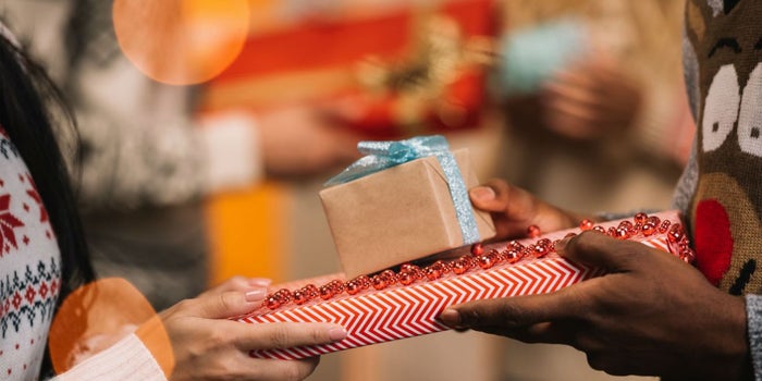 La etiqueta del intercambio de regalos en la oficina