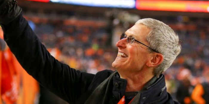 Apple dice que Tim Cook ahora debe volar en aviones privados 'por seguridad'