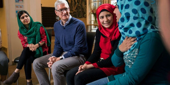 Tim Cook y Malala unen fuerzas para llevar a 100,000 niñas a la escuela