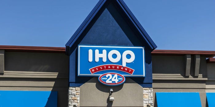 Ayuda a los niños con cáncer al comer un pancake en IHOP