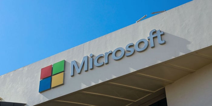 Gracias a un tuit, Microsoft regala un computadora a un profesor de Ghana