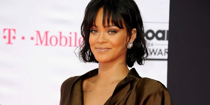 Rihanna pide que borren la app de Snapchat y sus acciones se desploman