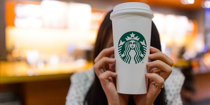 Starbucks va por igualdad salarial para mujeres y minorías