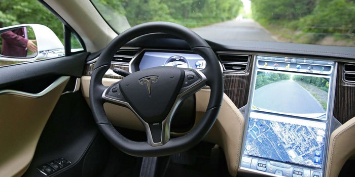 Prohiben manejar por 18 meses a dueño de un Tesla por encender el piloto automático