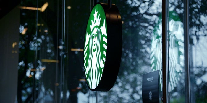 Starbucks busca remediar su error