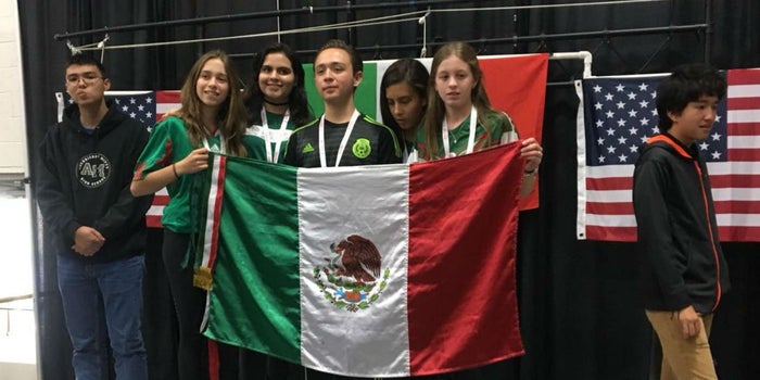 Jóvenes mexicanos triunfan en la competencia de robótica más importante del mundo con cinco medallas