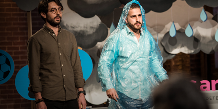 Los centennials que crearon un impermeable que cabe en tu cartera