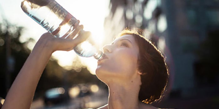 Agua purificada embotellada