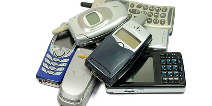 ¿Sabes cómo reciclar tu celular viejo?