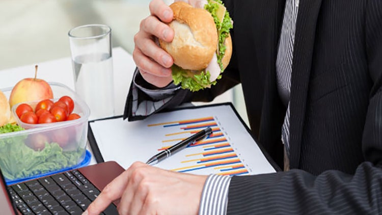 Por qué no debes comer en tu escritorio