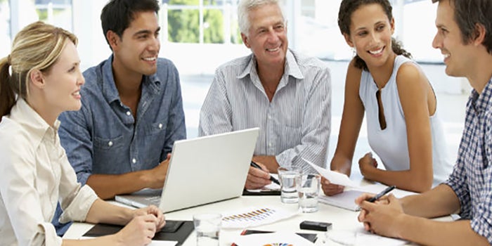 ¿Qué comparten distintas generaciones en el trabajo?