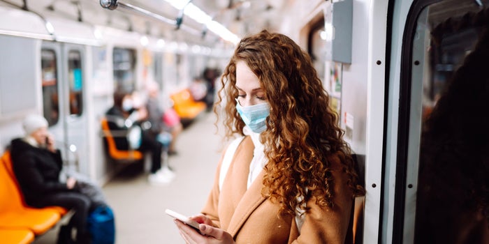 ¿Quiénes son los supercontagiadores? Podrían explicar la mitad de los casos del coronavirus