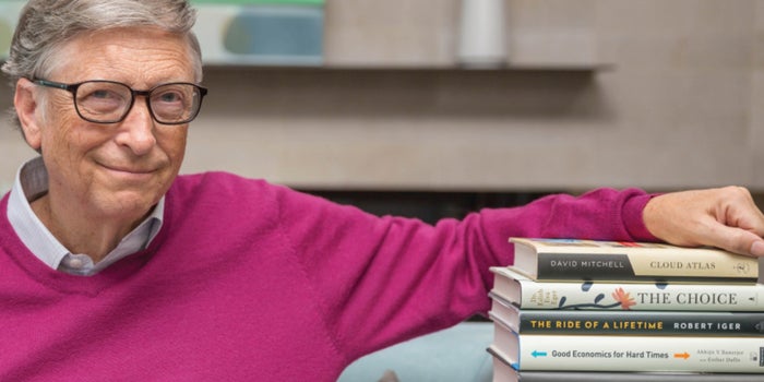 Los 13 libros que recomienda Bill Gates para 'escapar' la pandemia