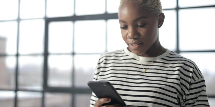5 Ways To Stay In Touch With People While Social Distancing