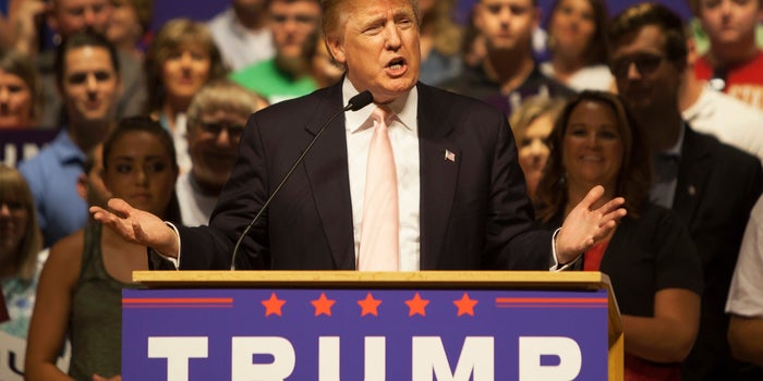 Elimina Facebook anuncios de la campaña de Trump por usar un símbolo nazi