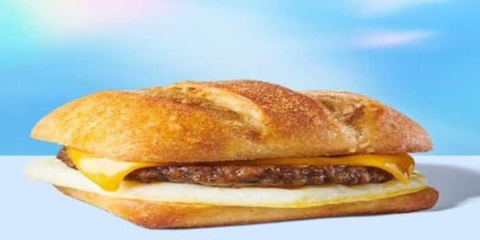 Starbucks agregará a su menú un sandwich de salchicha a base de plantas