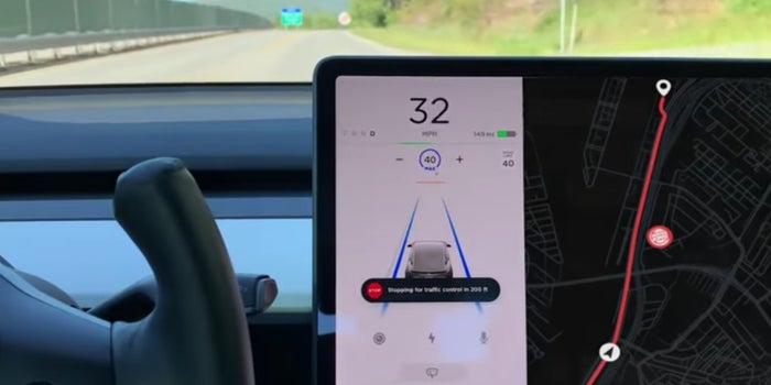 VIDEO: Un Tesla confunde el logo de Burger King con un alto (y así lo aprovecha la marca de hamburguesas)