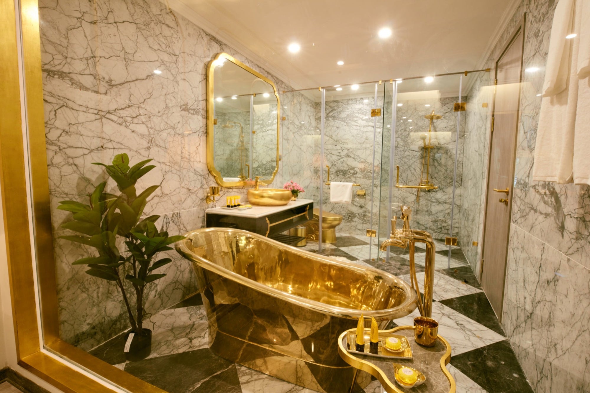 FOTOS: Abren primer hotel completamente bañado en oro y donde puedes pasar una noche por menos de 6 mil pesos