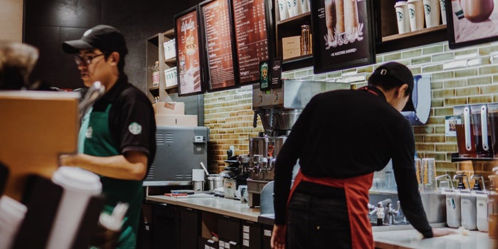 Starbucks no venderá café a clientes que no utilicen cubrebocas