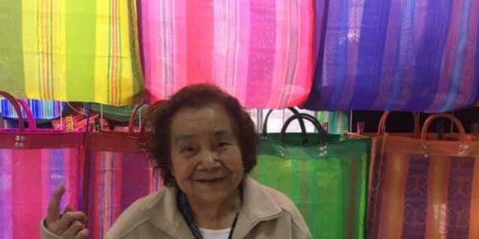 Mujer promociona bolsas artesanales de su abuelita tras el fracaso de Zara