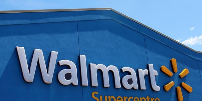 Walmart veta a un hombre y una mujer por el diseño de sus cubrebocas