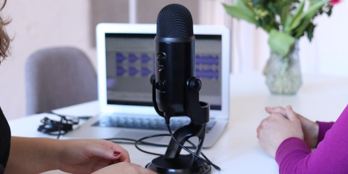 ¿Quieres ganar dinero con un podcast? Estos son los 5 pasos esenciales para empezar