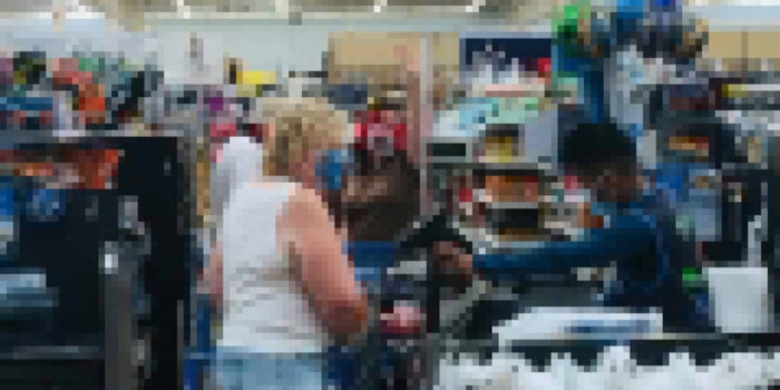 Walmart veta a un hombre y una mujer por el diseño de sus cubrebocas