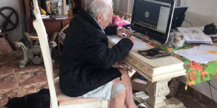 Abuelo de 92 años toma clases en línea, quiere convertirse en arquitecto
