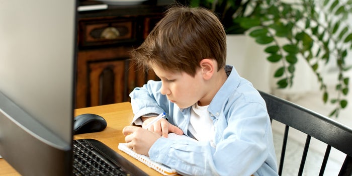 Clases en línea sin drama: 3 tips para que tus hijos pongan atención