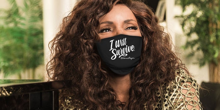 VIDEO: Gloria Gaynor sigue un TikTok viral sobre lavarse las manos con un cubrebocas de 'I Will Survive'